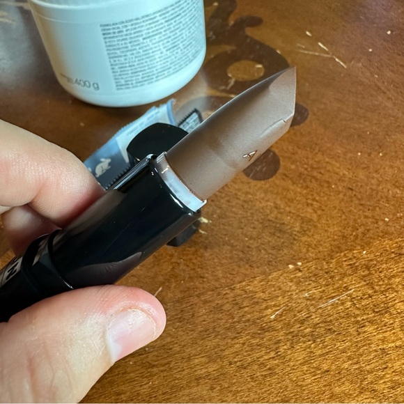 Avon Matte Lipstick Continuous Cocoa - Picture 4 of 7